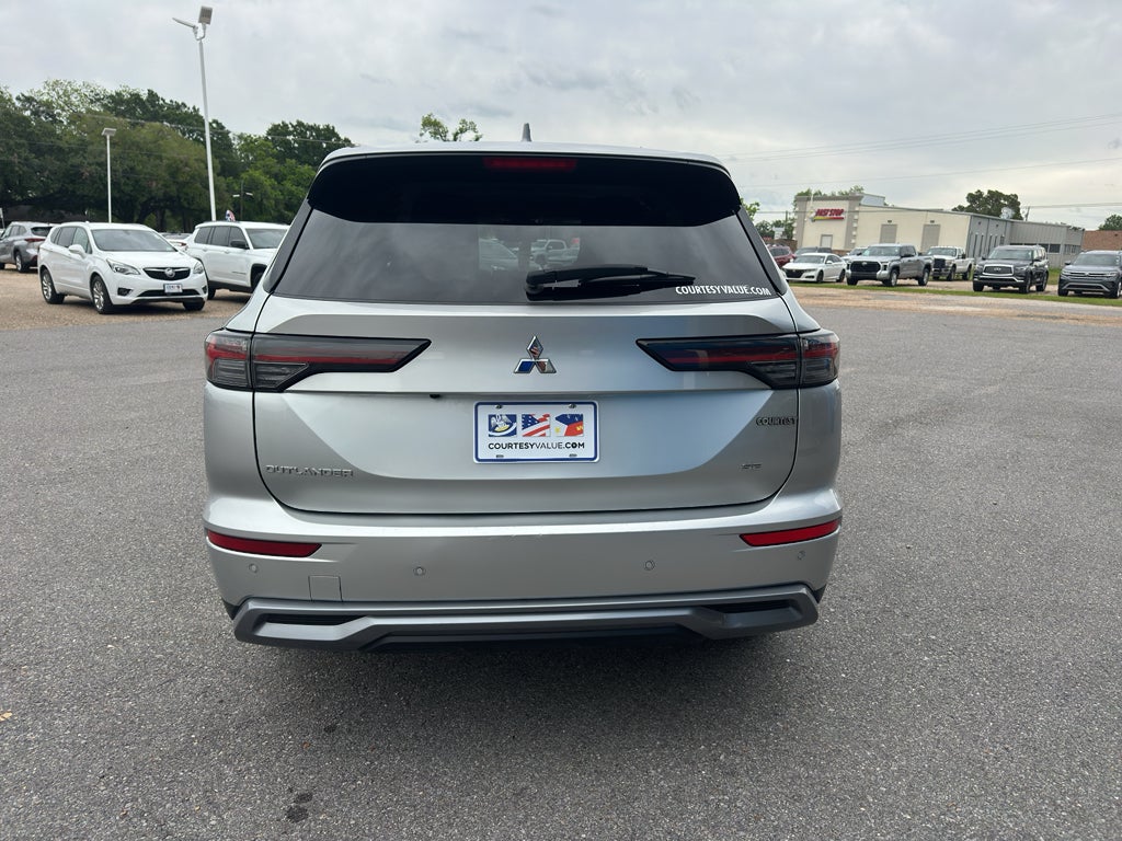 2025 Mitsubishi Outlander Base