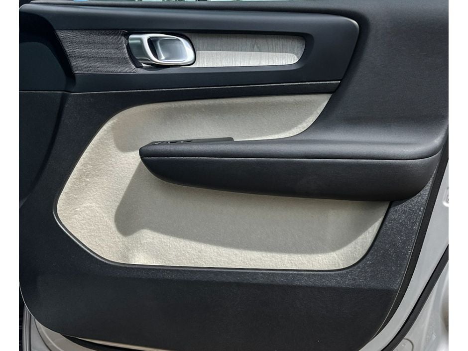2025 Volvo XC40 B5 Plus Bright Theme