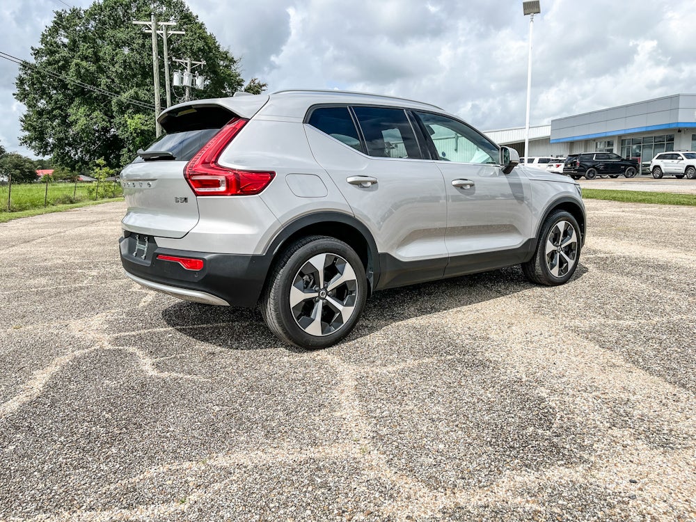 2025 Volvo XC40 B5 Plus Bright Theme
