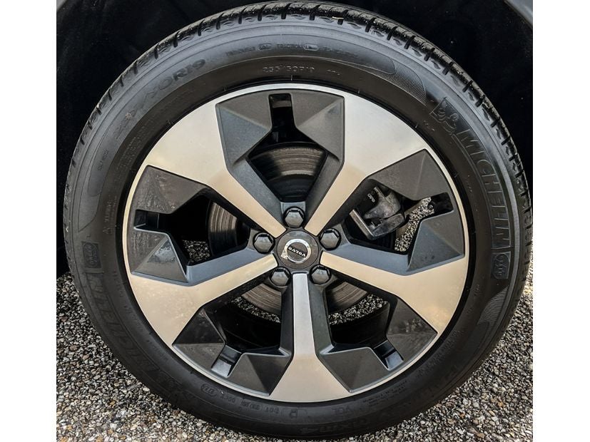 2025 Volvo XC40 B5 Plus Bright Theme